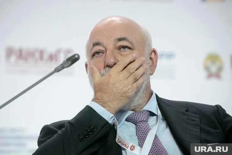 Виктору Вексельбергу и другим российским бизнесменам сообщили о нежелательности их присутствия в Давосе
