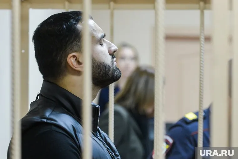 Помимо уголовных обвинений, с Альфреда Джавадова требует почти 11 млн рублей пострадавший от его действий