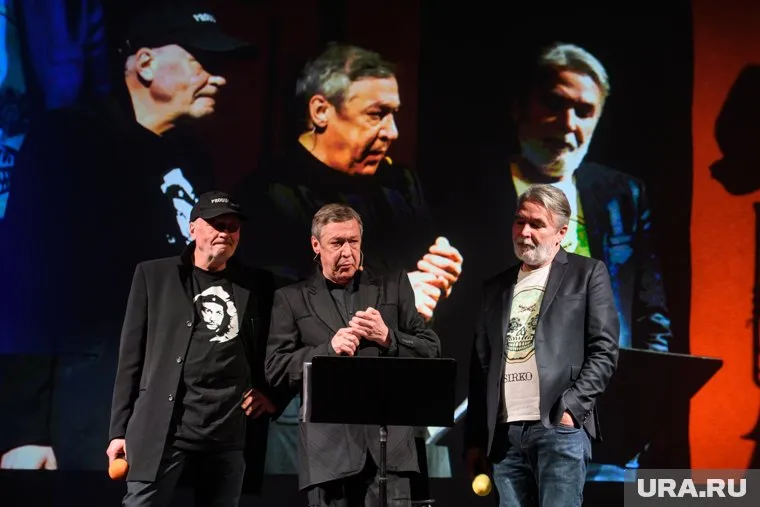 В машине с Михаилом Ефремовым было более трех человек