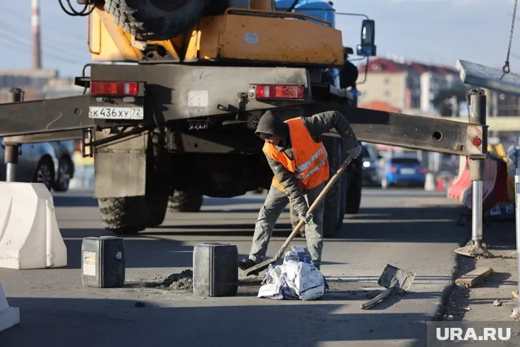 Работы ведутся ночью, чтобы быстрее открыть мост для движения транспорта