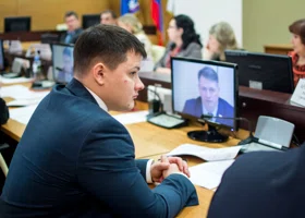 Сжигавший доллары депутат из Салехарда устроился на работу в окружной внупол