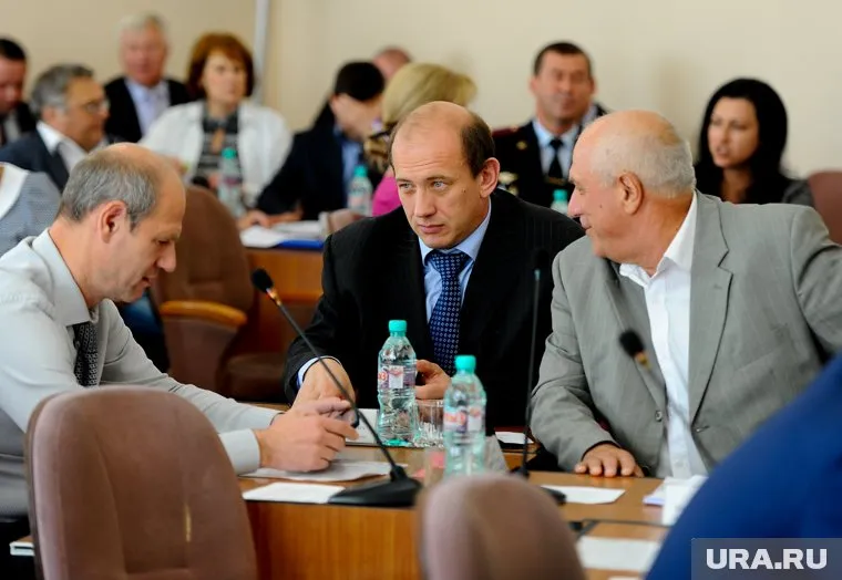 Дмитрий Алехин (в центре) станет спикером Металлургического райсовета