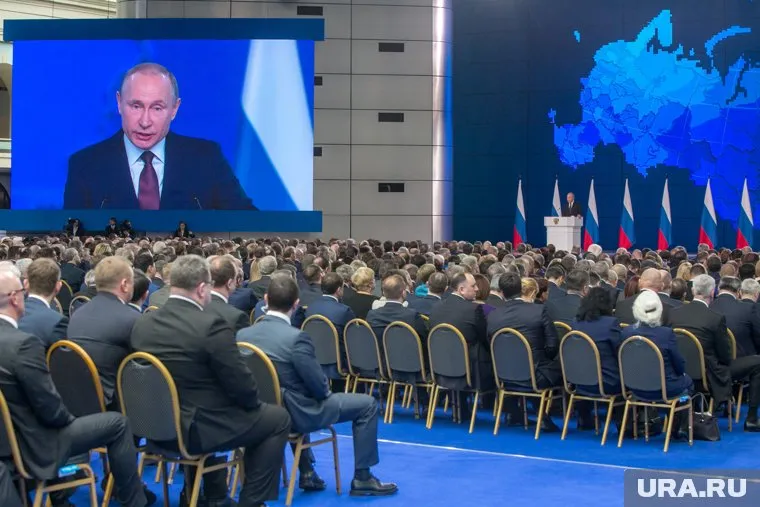 Согласно Конституции РФ, президент обращается к Федеральному собранию с ежегодным посланием