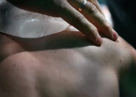 Реабилитолог назвал неочевидные причины болей в спине