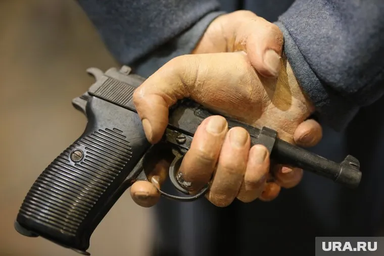 Подростки препятствовали отъезду, при этом размахивали предметом, похожим на пистолет