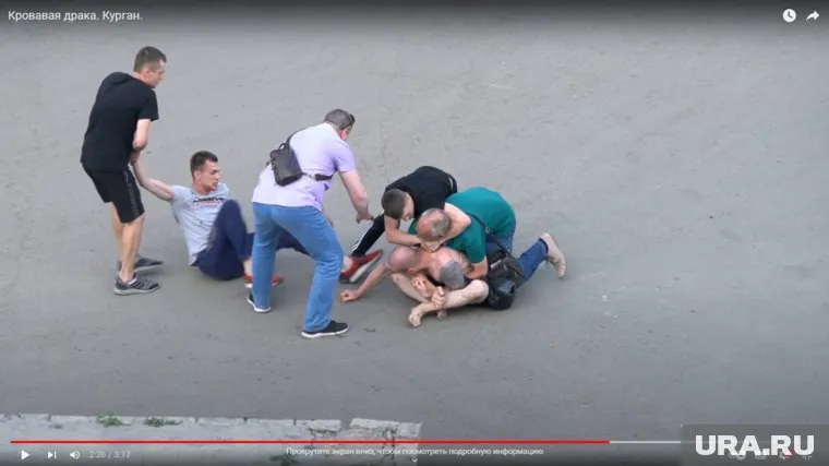 Курганцы устроили массовую драку во одном из дворов города (фото соцсети)