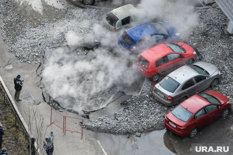 Напор кипятка из лопнувшей трубы сломал окно и убил пенсионерку