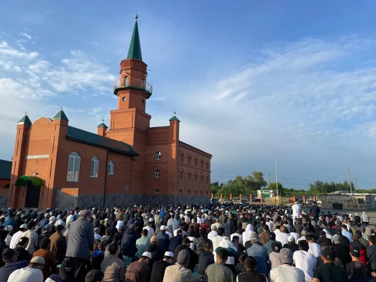 Свыше сотни верующих отметили Курбан-байрам в Соборной мечети