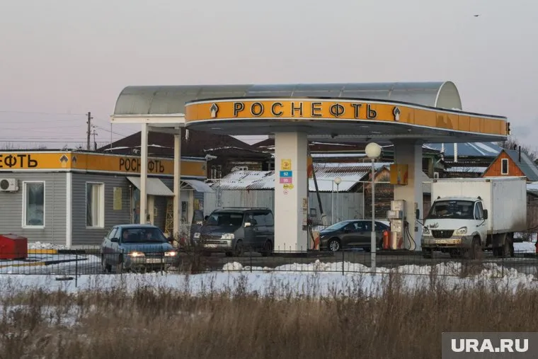 «Роснефть» продает автозаправки