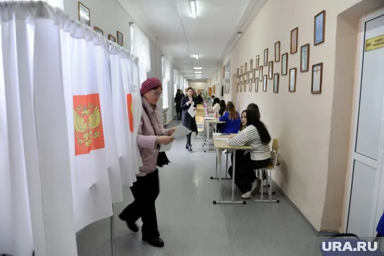 На избирательные участки жители приходят с 8 утра