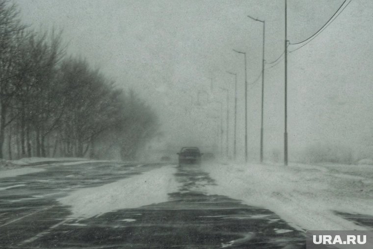 В ХМАО на дорогах ограничили скорость движения машин из-за метели