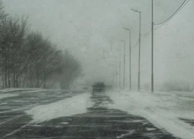 В ХМАО на дорогах ограничили скорость движения машин из-за метели