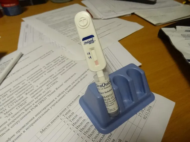 Волонтеры общественной организации "Новая жизнь" учат секс-работниц правильно надевать презерватив