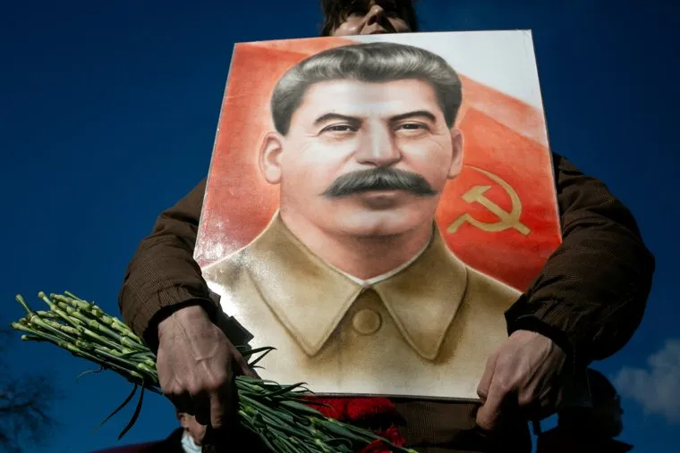 Коммунисты на Манежной площади, перед возложением цветов к могиле Сталина в годовщину его смерти. Москва