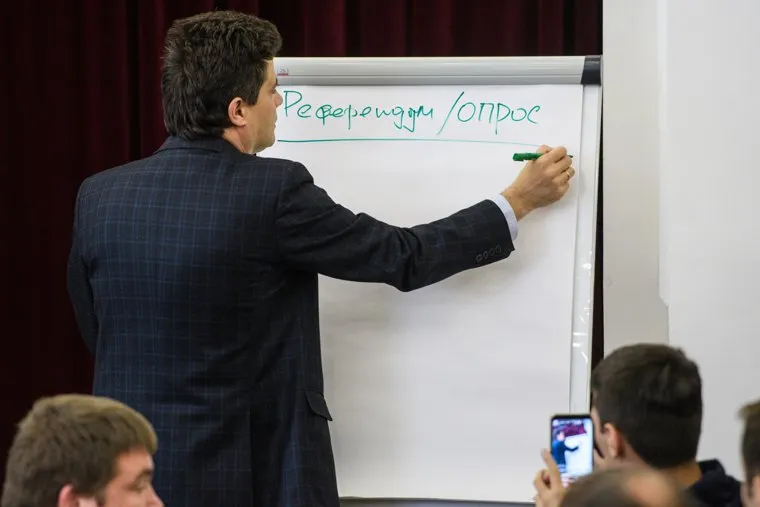 Шестой день протестов против строительства храма Св. Екатерины в сквере около драмтеатра - встреча Александра Высокинского с инициативной группой. Екатеринбург