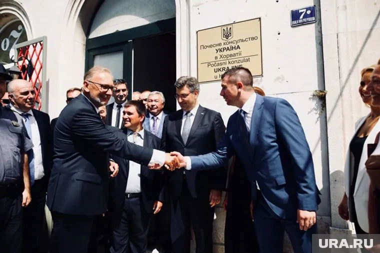 Промах обнаружился на табличке у входа в здание