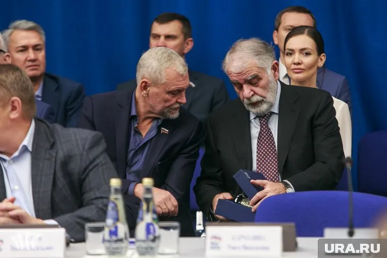 Зелимхан Муцоев (справа) работает в Госдуме больше 20 лет