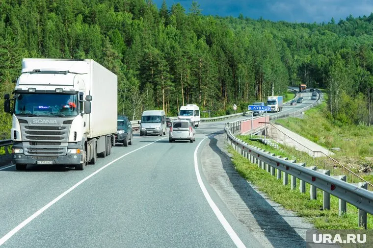 Фура сломалась на трассе под Симом