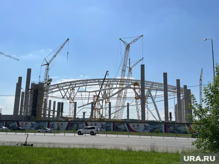 На стройке находится комиссия и рабочие