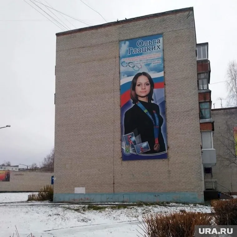 Почетный плакат с фото Глацких предложили снять со стены дома