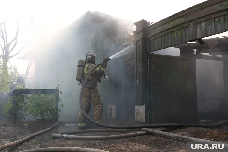 Пожарные ликвидировали угрозу перехода огня на соседние строения