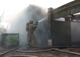 В ХМАО загоревшийся гараж в СНТ чуть не уничтожил соседние здания