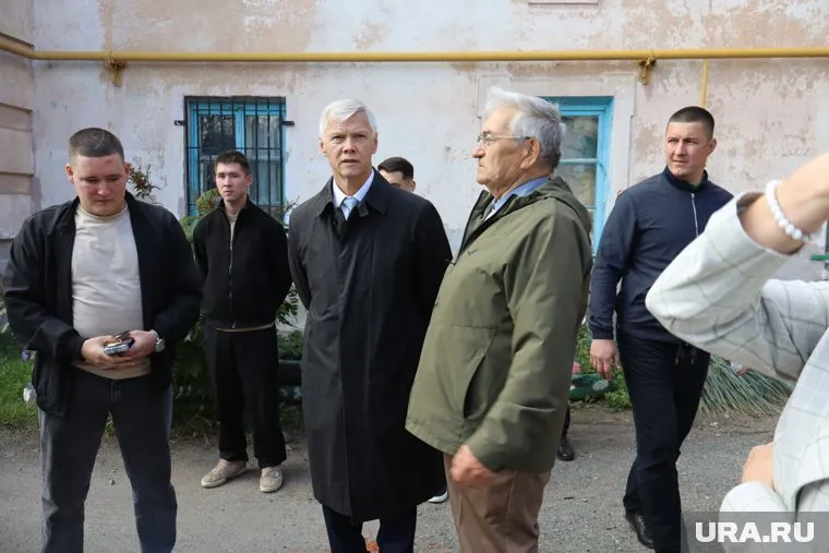 Валерий Гартунг (в центре) пообщался с жителями поселка