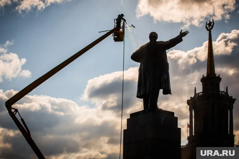 Городское сообщество: попытка убрать с центральной площадки города памятник Ленину — это игра с огнем