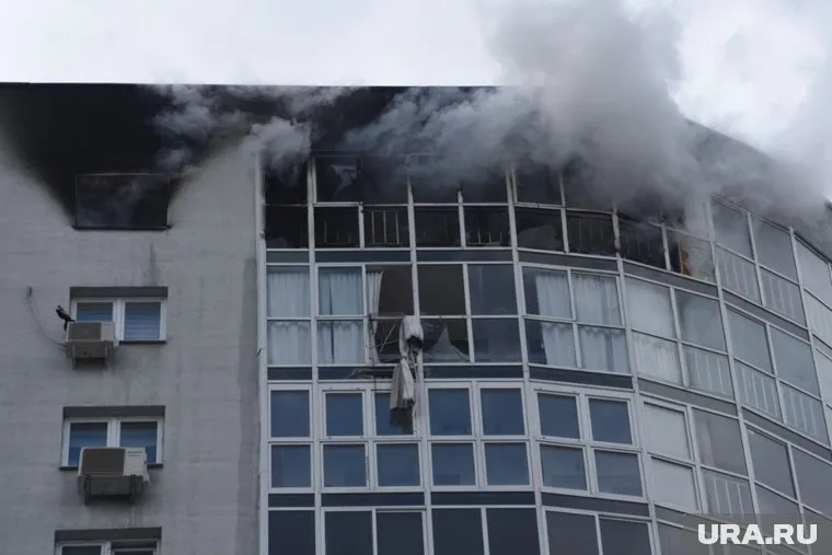 Жильцы высотки не могли выбраться из горящей квартиры через дверь