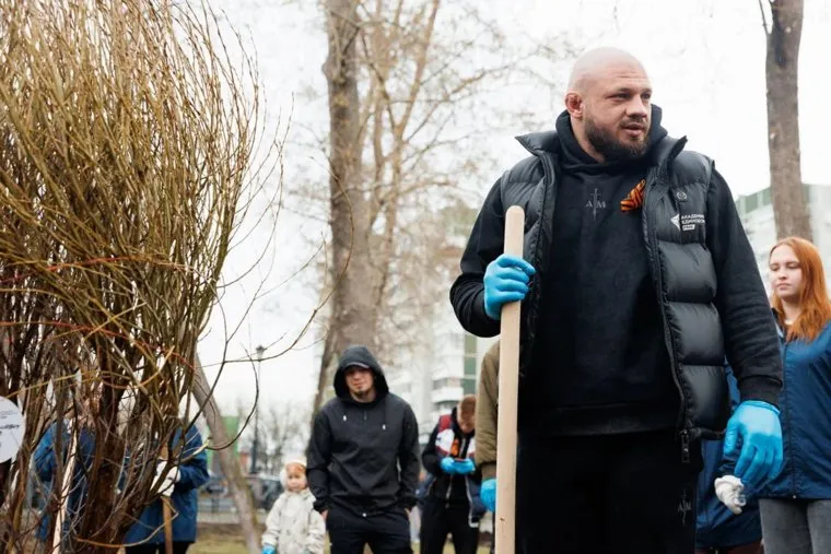 Спортсмены высадили десятки деревьев