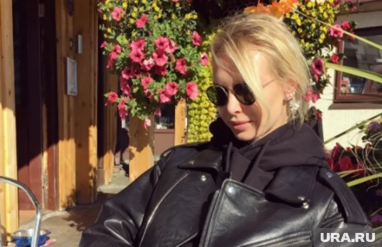 Илону Столье осудили за демонстрацию груди в Instagram