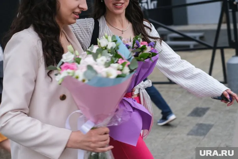 Кроме цветов Софья Чунарева получила диплом и кубок (архивное фото)