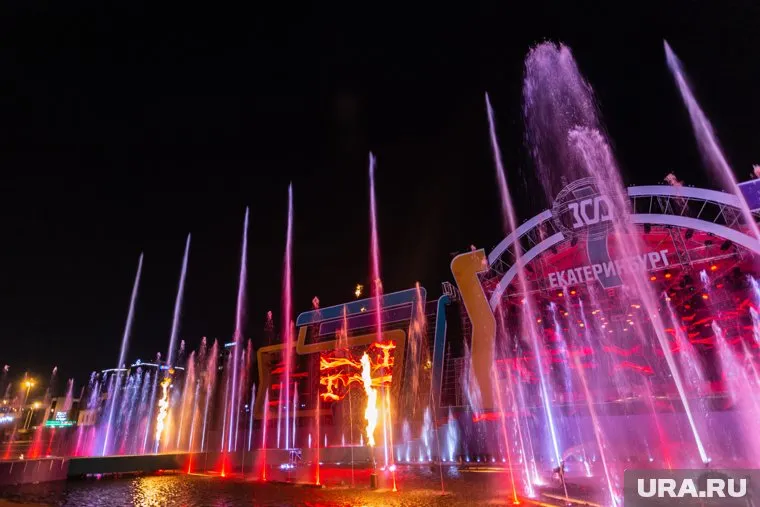 Фонтан выбрасывает вверх не только воду, но и огонь