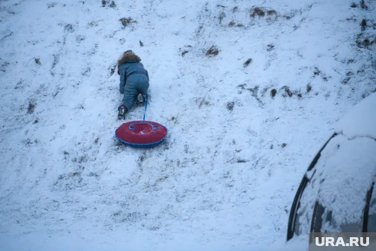 В Брянске дети провалились под лёд, катаясь на ватрушках