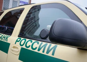 В Кургане инкассаторский фургон врезался в японскую иномарку