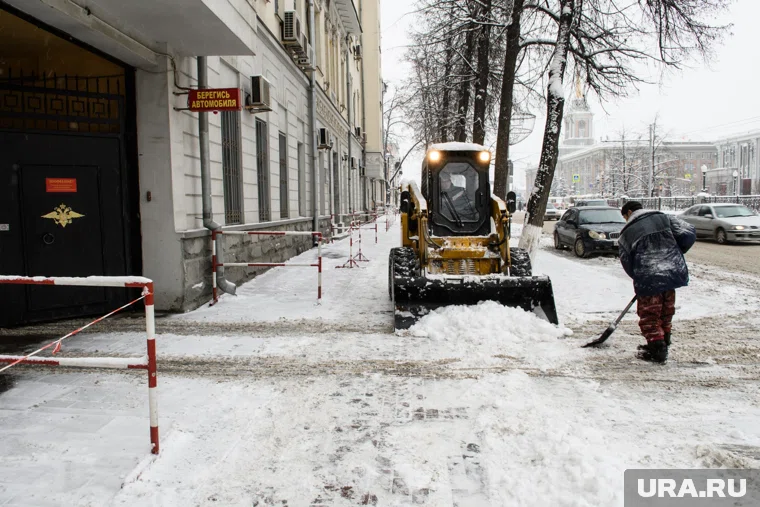 Мужчина бросил свой рюкзак к воротам и убежал (архивное фото)