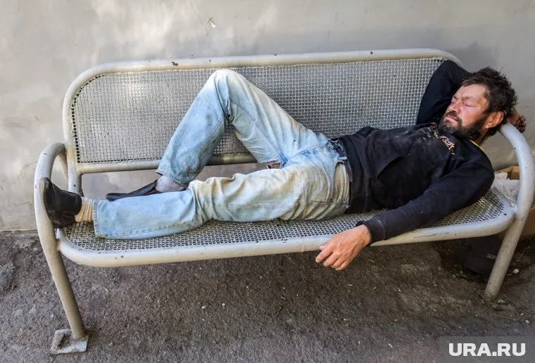 Прогуливаясь по улицам Екатеринбурга, туристы могут столкнуться с суровой реальностью города