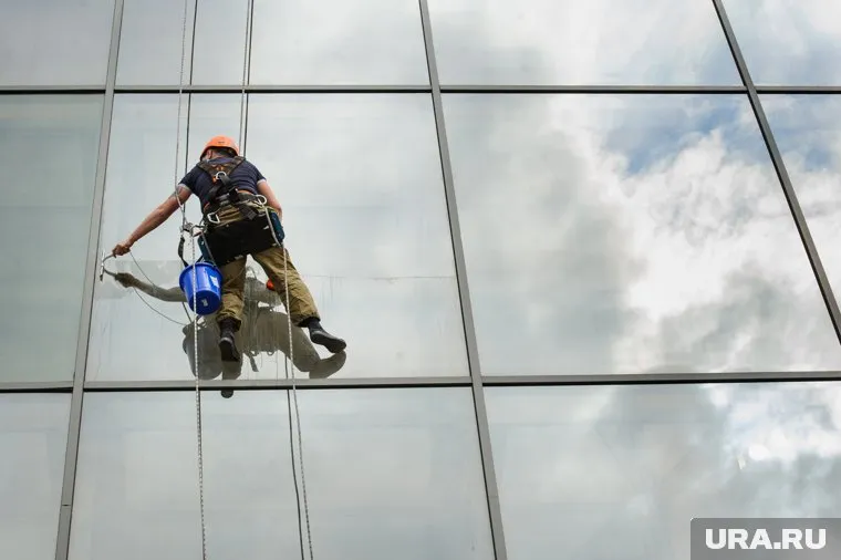 Предварительно сообщается, что парень работал в бригаде из Екатеринбурга