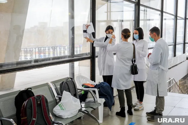 Все 10 человек, прибывшие в Россию из Южной Африки, могут быть заражены «Омикроном», заявил Исаев.