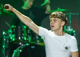 «Хватали и выталкивали»: концерт Вани Дмитриенко закончился скандалом