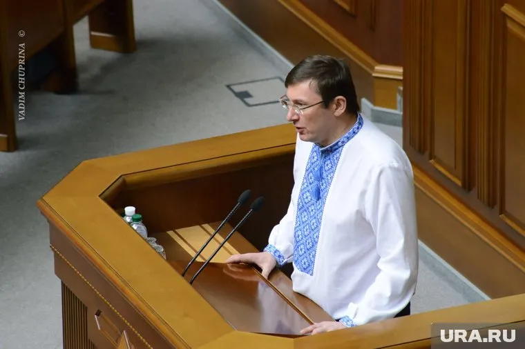 Юрий Луценко «случайно» рассматривал альбом украинцев-эсэсовцев