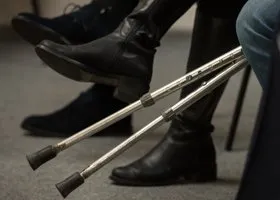 Dennik N: выписанный после покушения премьер Словакии Фицо ходит на костылях