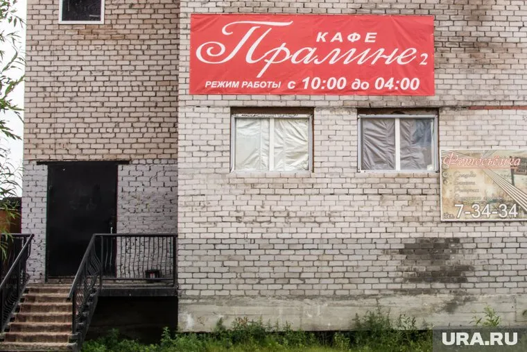 Из-за кафе «Пралине-2», по мнению жильцов окрестных домов, район стал донельзя криминальным и неспокойным