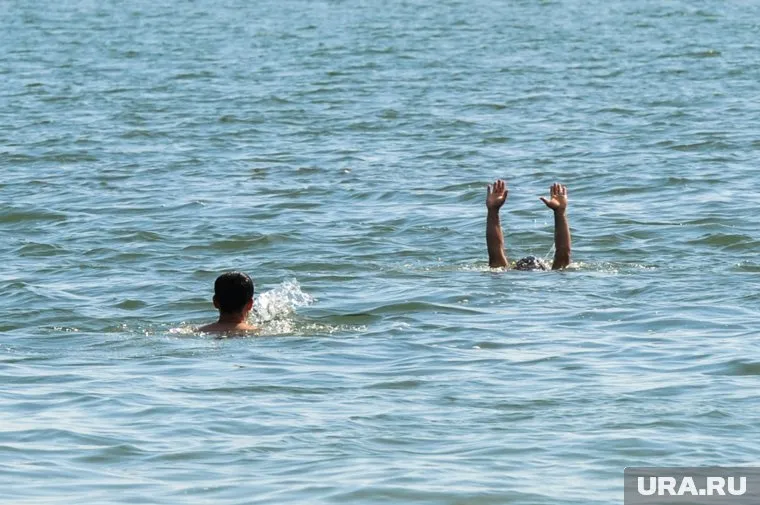 Очевидцы достали женщину из воды