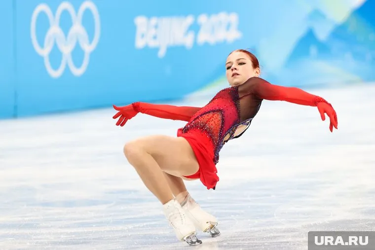 Александра Трусова призналась, что сняла медаль