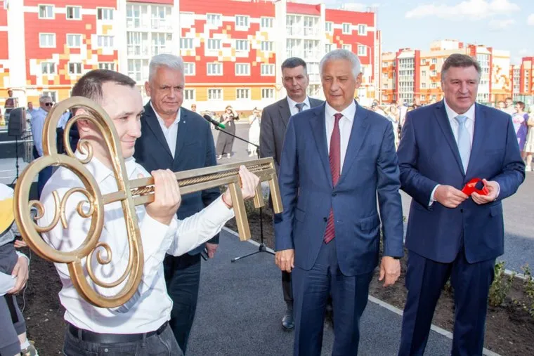 Сотрудники ММК празднуют новоселье