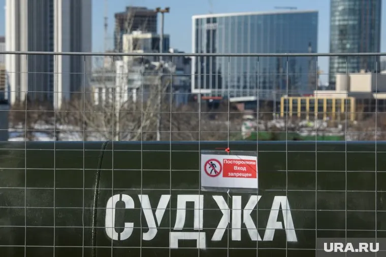 Необычный экспонат находится возле храма