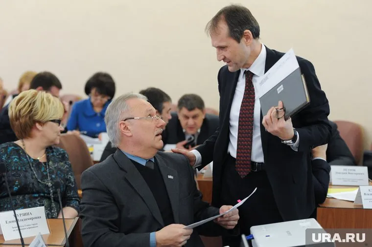 Параничев (справа) отправил вместо себя на совещание в резиденцию Алейникова (слева)