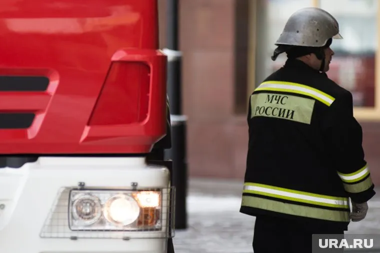 На месте ЧП работают около 90 пожарных