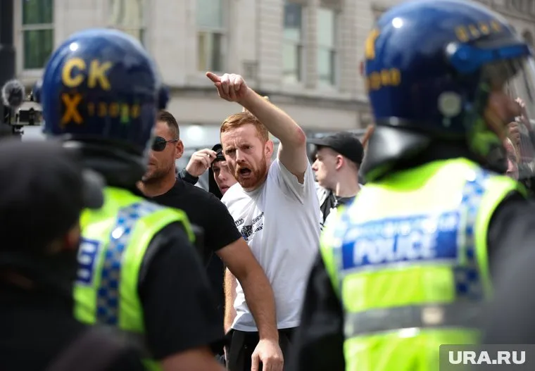 Убийство двоих детей вызвало массовые протесты по всей Великобритании